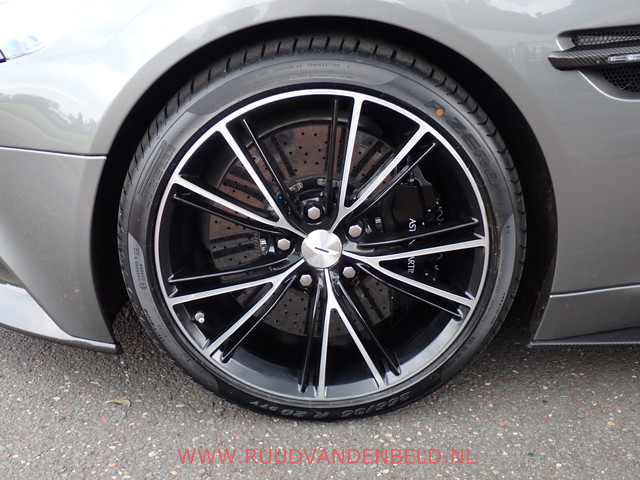 Aston Martin V12 Vanquish