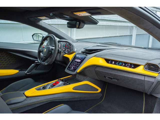 Lamborghini Revuelto