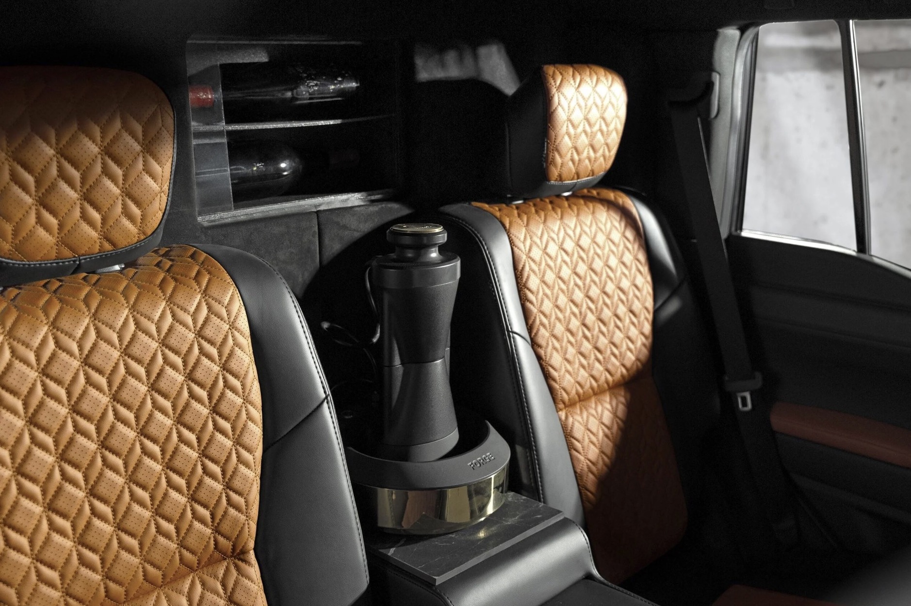 lexus-met-ingebouwde-pizza-oven4344