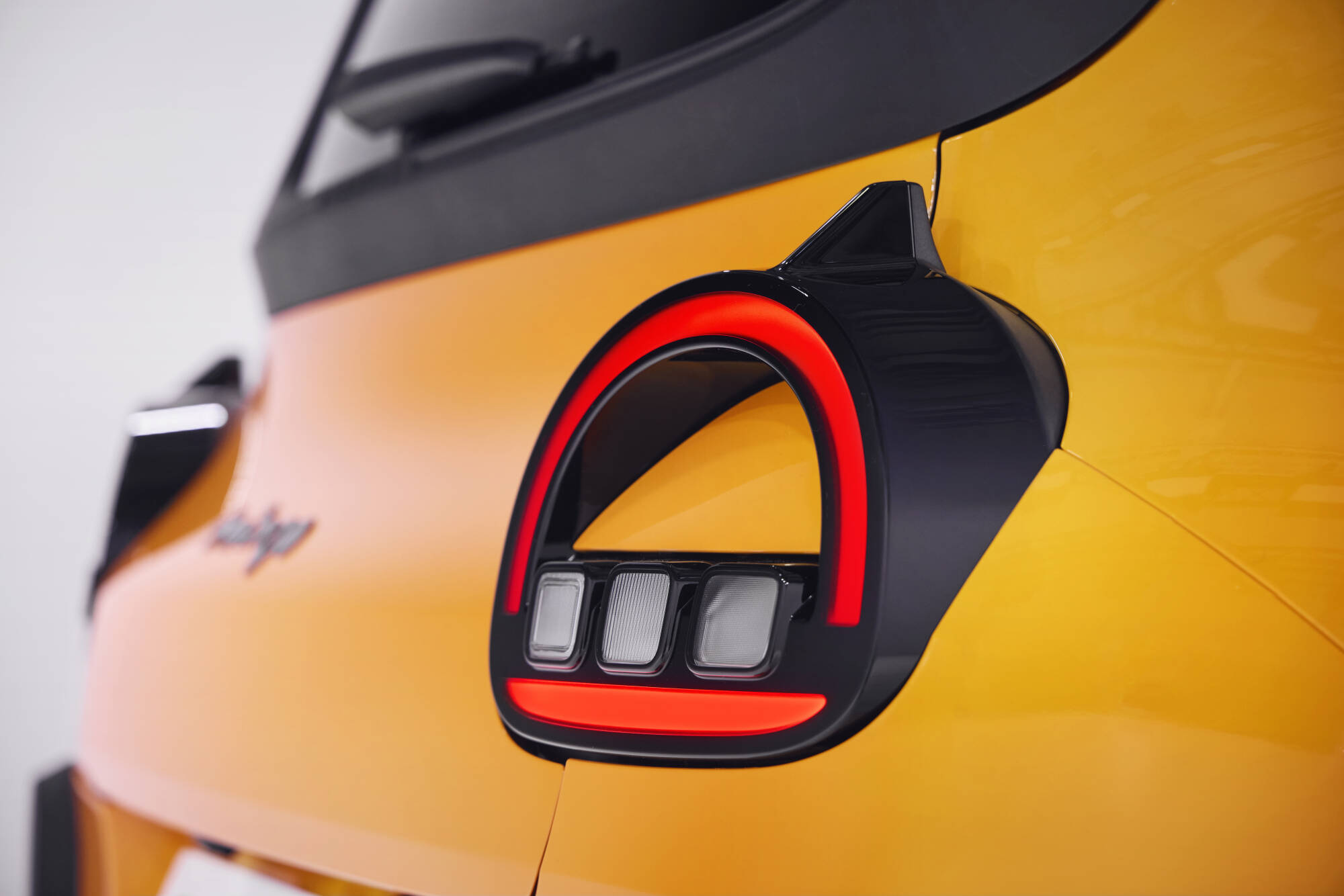 renault-twingo-e-tech-electric-mango-yellow-1